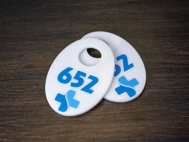 номерок овальной формы из оргстекла